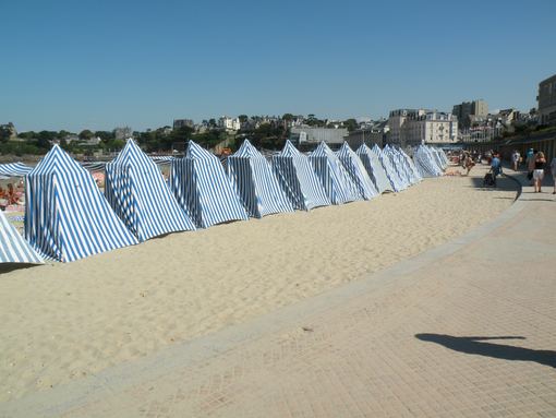  alignement de tentes, plage de l'Ecluse